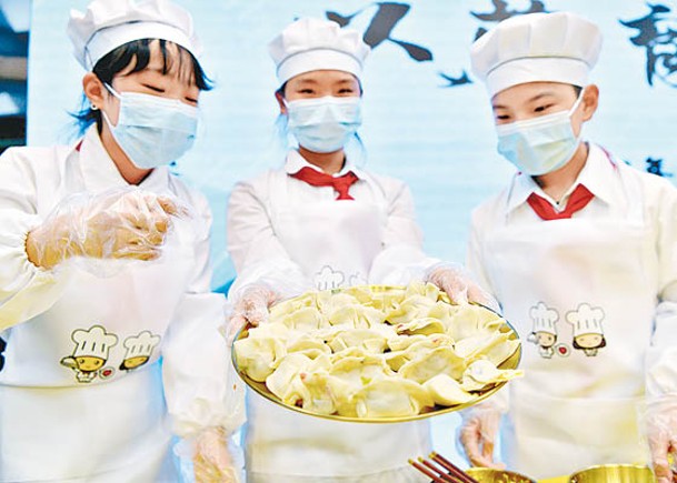 內地中小學生需要學習煮食等生活技能。