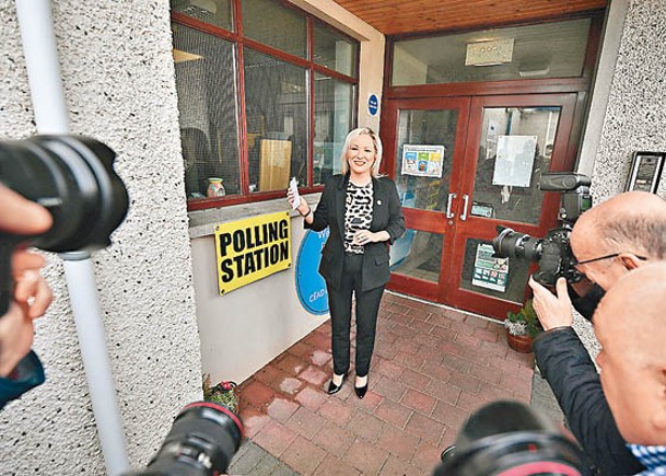 新芬黨地方領袖在票站投票。