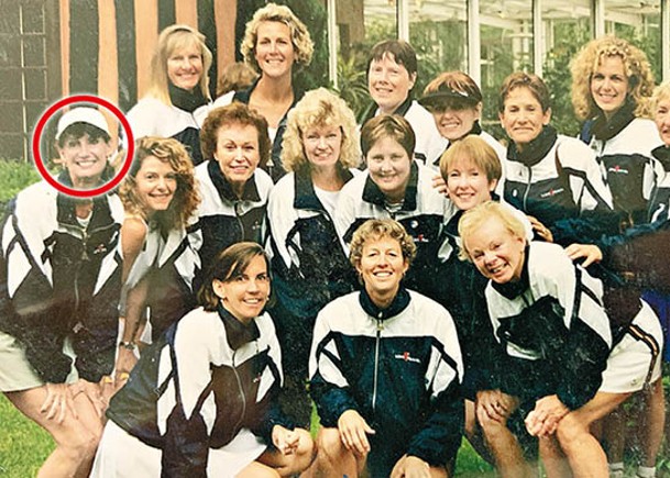 1999年：派克（紅圈）在法國參加網球賽的舊照。