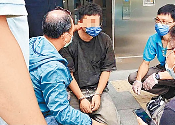 高雄警方於鼓山車站拘捕何姓男子（左二）。
