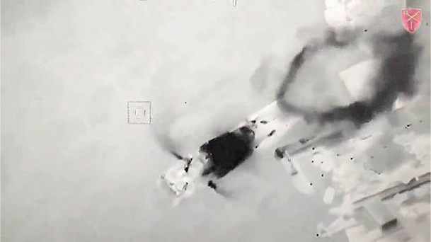 烏軍TB2無人機摧毀蛇島的俄軍登陸艇。