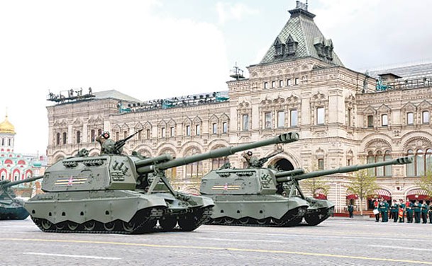 俄軍多件武器裝備亮相，包括2S19自走榴彈炮。