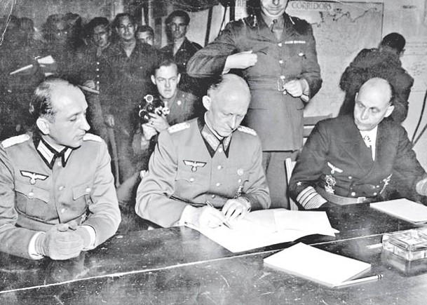 納粹德國代表簽無條件投降書。（Getty Images圖片）