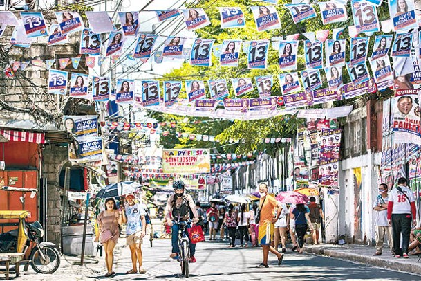 馬尼拉街頭掛滿競選海報。<br>（Getty Images圖片）