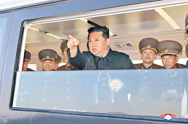 北韓領袖金正恩（中）指示加強發展核武。