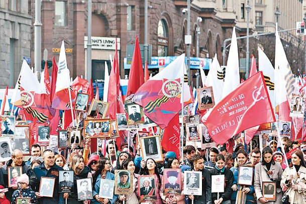 俄羅斯民眾慶祝衞國戰爭勝利。（Getty Images圖片）