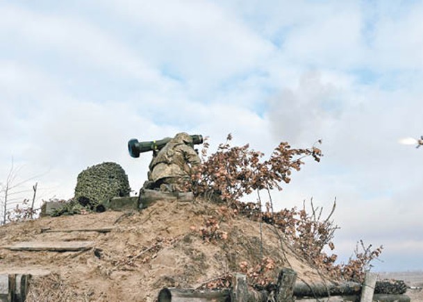 烏軍在野外發射標槍反坦克導彈。
