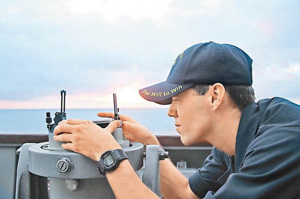 羅亞爾港號官兵視察台灣海峽情況。