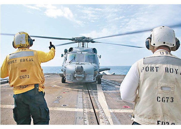 羅亞爾港號過航台灣海峽時出動直升機。