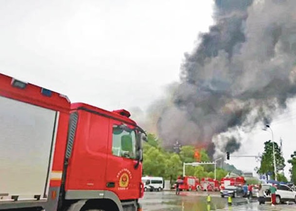 廠區附近的倉儲企業起火。