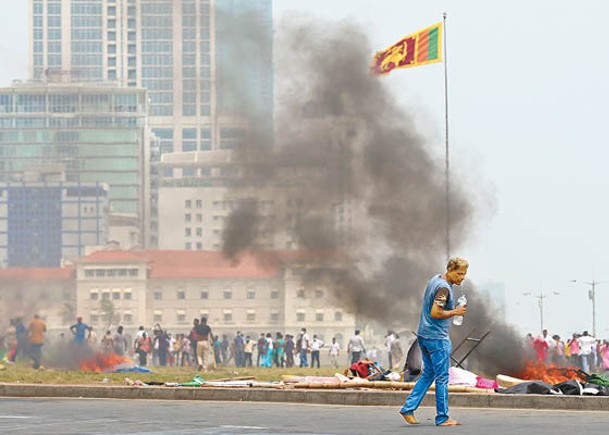 示威者闖前總理宅  斯里蘭卡派兵鎮壓