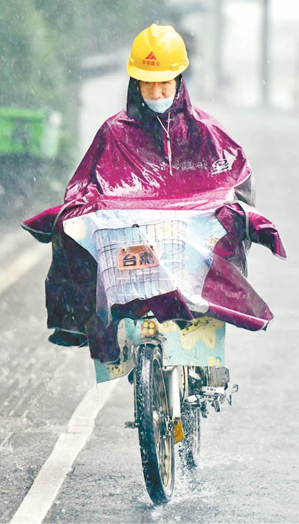 深圳：深圳多地出現暴雨，市民可以視乎情況延遲上班。