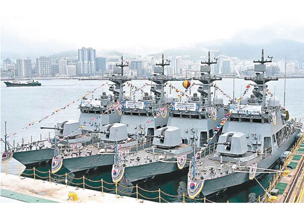 新型巡邏艇在釜山下水。