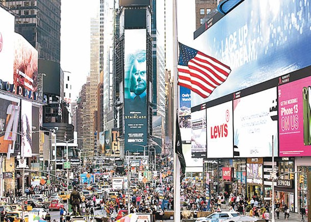 紐約時代廣場下半旗哀悼。（中新社圖片）