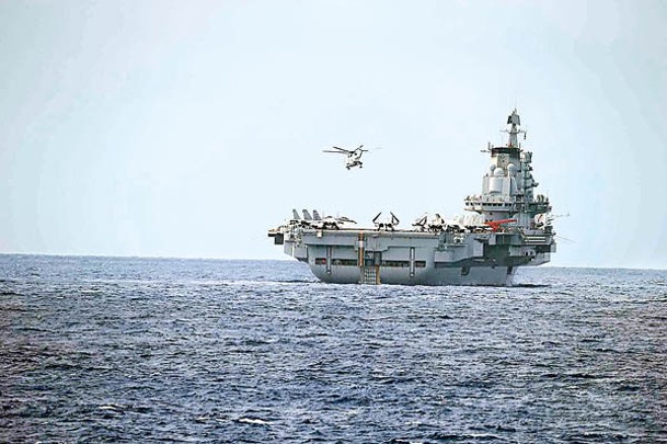 解放軍直9直升機從遼寧號甲板升降。