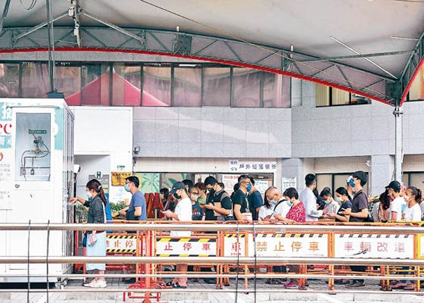 台灣疫情升溫，民眾排隊檢測。