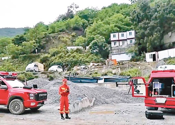 尋二戰飛機殘骸  13人困蒼山驚險