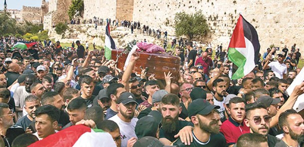 巴勒斯坦人抬着阿克萊赫的靈柩。（Getty Images圖片）