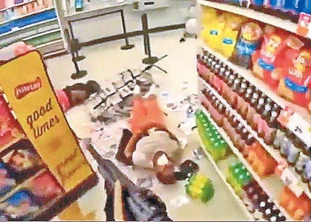 超市內死者躺在地上。