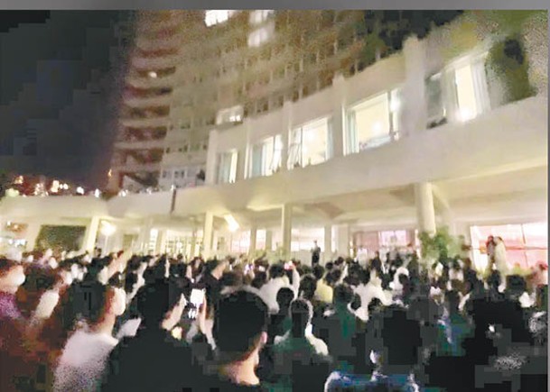 北大建牆封宿舍  學生集會抗議