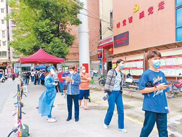 廣州市白雲區居民排隊等候核酸檢測。