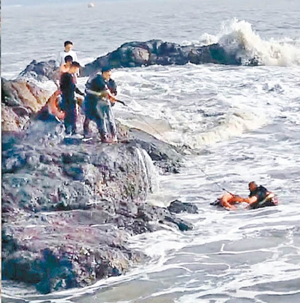 救援隊四出營救遇溺者。