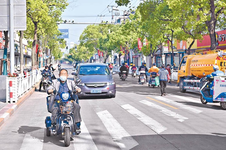 上海容許民眾自行開車離開，但需申請離滬證明。（中新社圖片）
