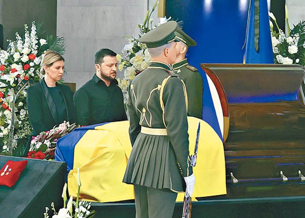 澤連斯基夫婦出席烏前總統葬禮