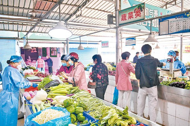 上海疫情好轉，民眾到市場購物。