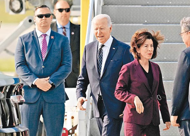 拜登（右二）抵達南韓。（Getty Images圖片）