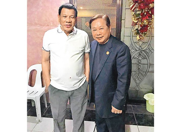 蔡國安（右）與時任菲律賓總統杜特爾特合照。