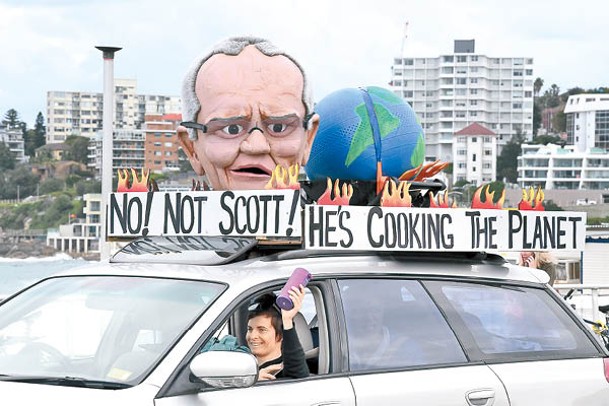 悉尼有司機在車頂擺放反對莫里森連任的公仔。（Getty Images圖片）