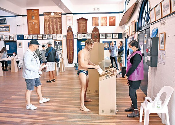 悉尼有選民僅穿泳褲投票。（Getty Images圖片）