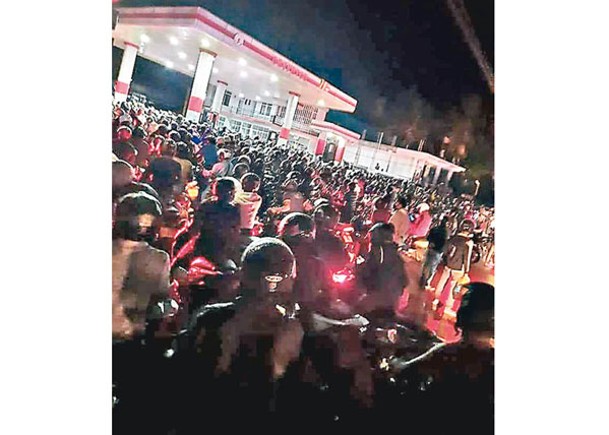 斯里蘭卡民眾連夜出外排隊買燃油。