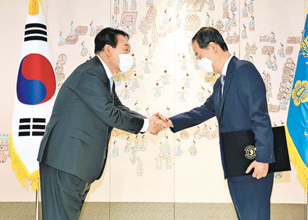 尹錫悅（左）正式任命韓悳洙（右）出任總理。