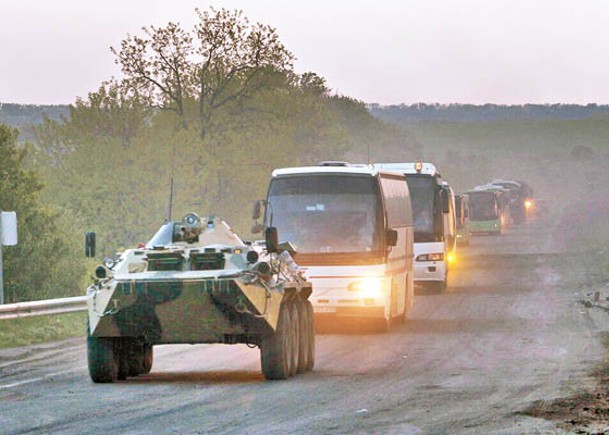 投降的烏克蘭士兵由巴士送走。