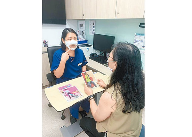 半透明口罩讓患者讀懂語言治療師的唇語。