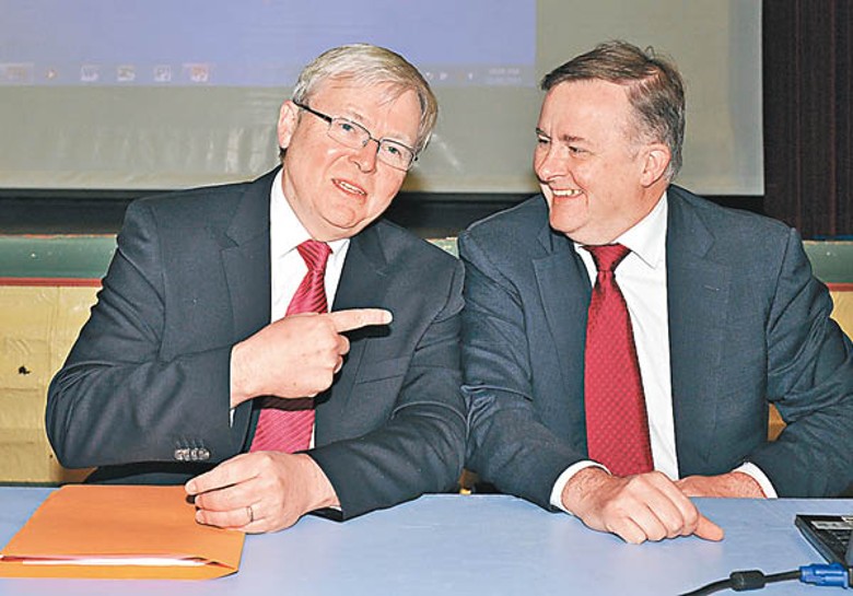 前總理陸克文（左）在位期間，阿爾巴內塞（右）曾任副總理。（Getty Images圖片）