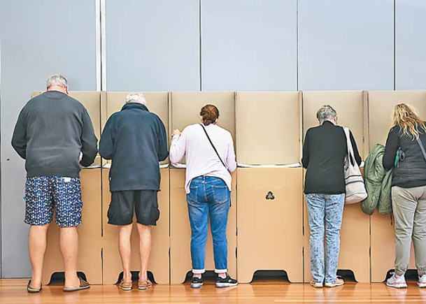澳洲日前大選，悉尼選民到票站投票。（Getty Images圖片）