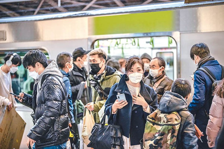 東京市民戴口罩外出。（Getty Images圖片）