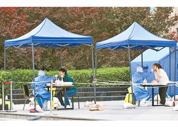 北京朝陽區醫護人員為市民進行核酸檢測。（中新社圖片）