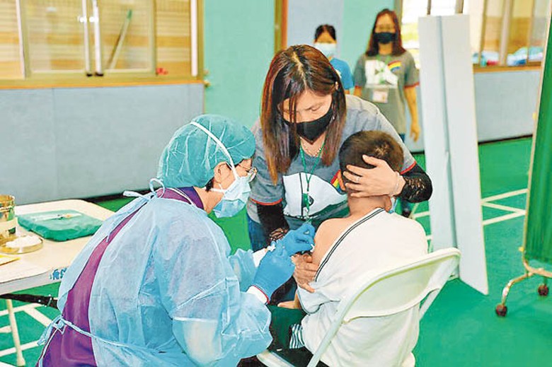 台灣兒童可以接種輝瑞疫苗。