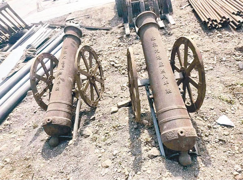 兩門疑似康熙紅衣大炮在莒縣的廢品回收站發現。