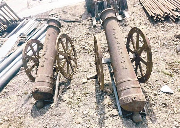 兩門疑似康熙紅衣大炮在莒縣的廢品回收站發現。