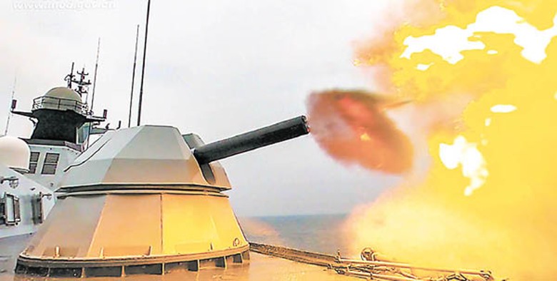 解放軍東部戰區艦艇副炮對空防禦射擊。