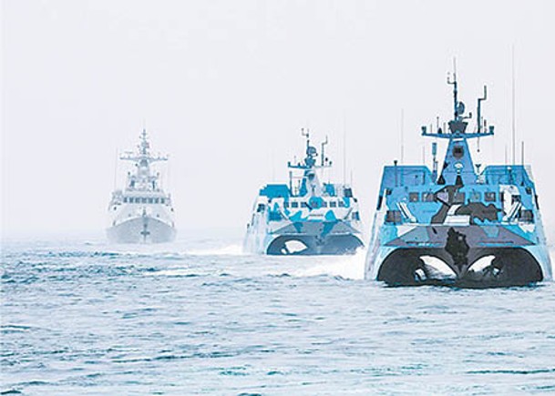 解放軍東部戰區導彈快艇（前及中）與護衞艦（後）駛向訓練海域。