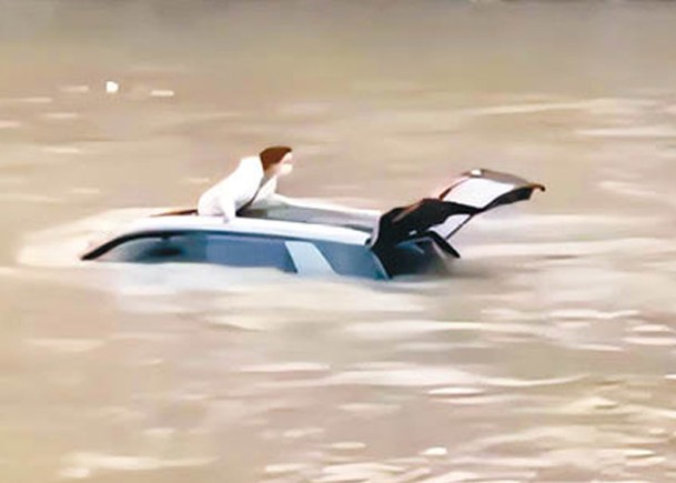 女司機駕車墮河  難逃湍流溺亡