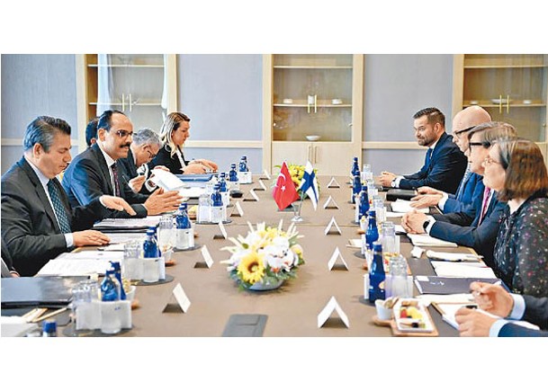 土耳其及芬蘭代表開會。