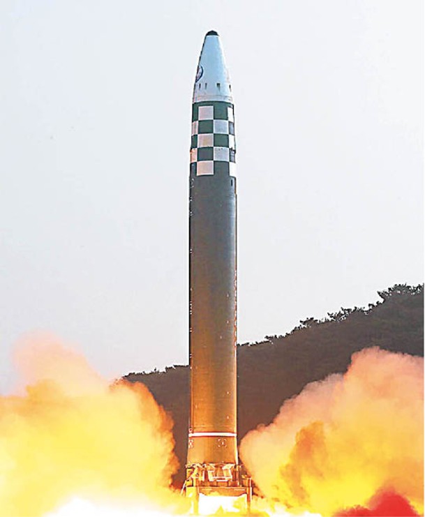 北韓疑似發射火星17洲際彈道導彈。