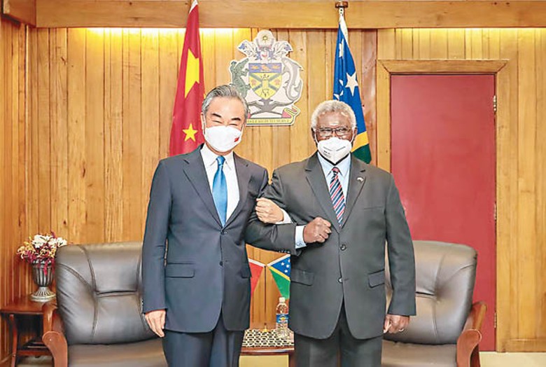 王毅（左）與所羅門總理索加瓦雷（右）合照。